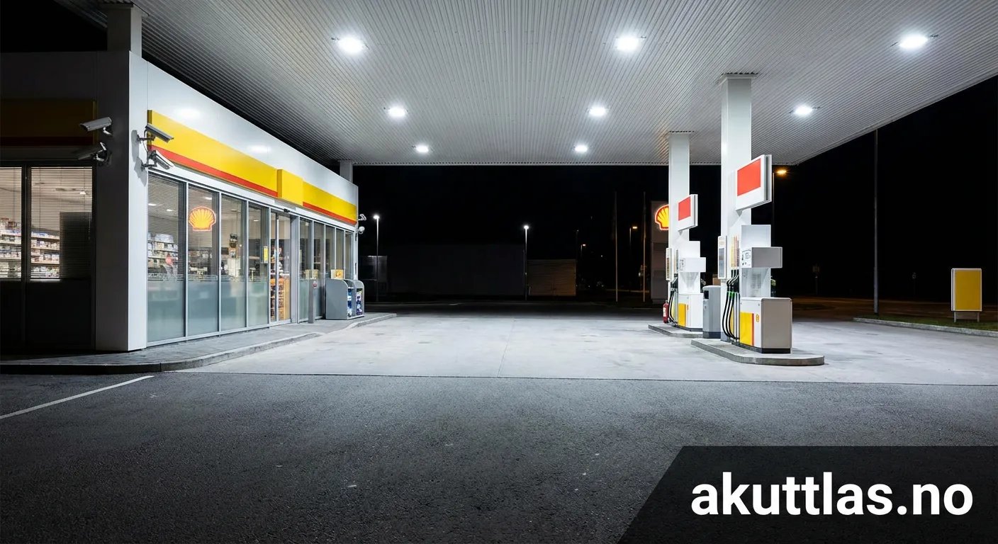 Ansatt ekspederer kunde trygt gjennom en nattluke med bensinstasjon nattlås system